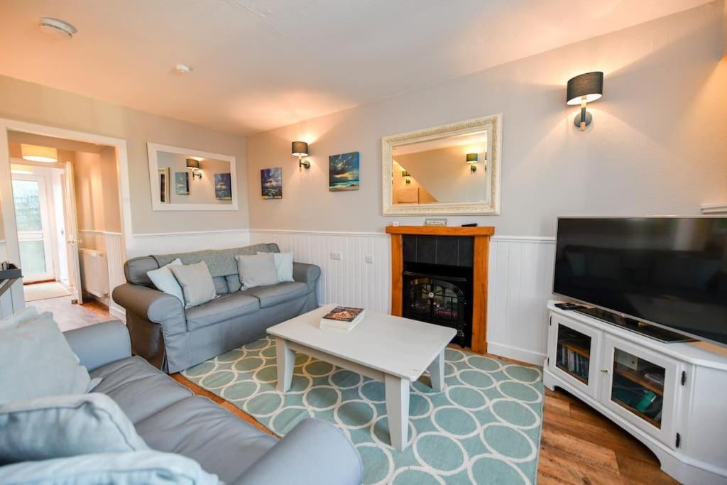 3 Bedroom Townhouse Right On The Harbour Isle of Whithorn Exterior foto